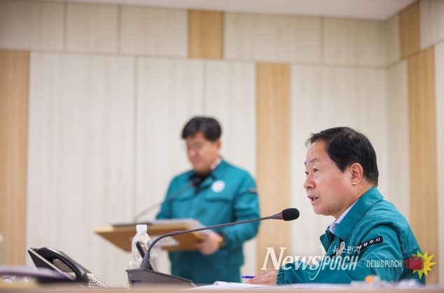 주광덕 시장이 재난상황실 토론훈련 현장을 지휘하고 있다.