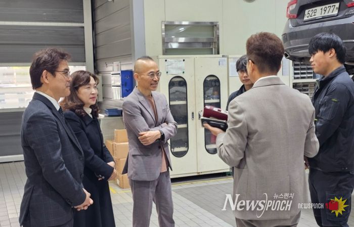 광주시교육청이 지난 30일 현장실습 기업 제이원모터스에서 진행한 직업계고 현장실습 특별 지도·점검에서 최승복 부교육감을 단장으로한 점검반이 실습생과 기업 담당자를 만나 현황을 확인하고 있다.