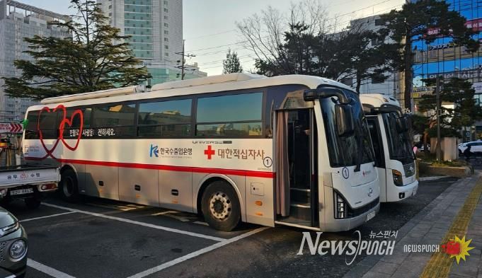 구로구청 광장에 있는 헌혈버스 모습