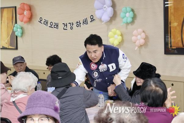 오언석 도봉구청장이 2025년 창4동 경로잔치를 찾아 어르신들과 인사를 나누고 있다