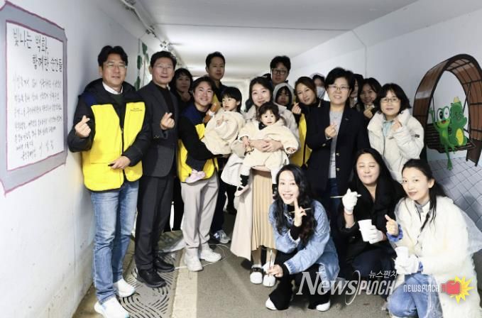 이상일 용인특례시장은 2일 동백호수공원 벽화그리기 현장을 찾아 봉사자들을 격려했다