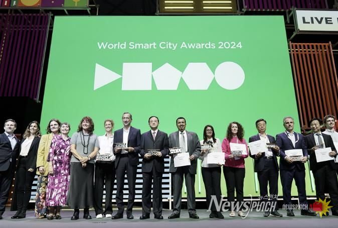 신상진 성남시장이 ‘월드 스마트시티 어워즈 2024’에서 ‘희망을 위한 혁신(Innovation for Hope)’ 프로젝트로 혁신 분야 본상을 수상하고 있다2.(2024년 자료사진)