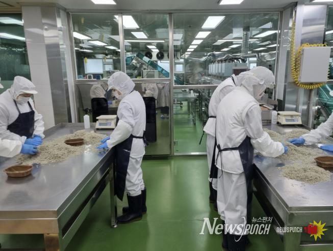 수산물 공급업체에서 학교급식 공급 예정인 식자재를 확인하고 있다.