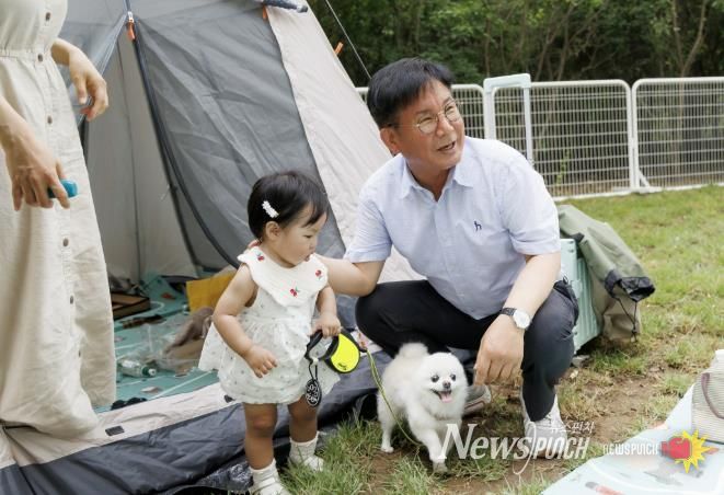 마포구 반려동물 캠핑장에서 반려견과 함께 행복한 시간을 보내고 있는 박강수 마포구청장