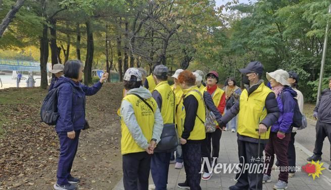 안양 동안치매안심센터는 치매가족 숲생태체험 프로그램으로 학의천 생태체험을 진행했다