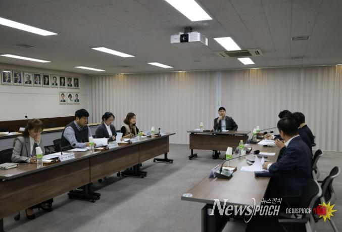 안산시의회 최찬규 의원이 실무부서의 의견을 청취하고 있다.