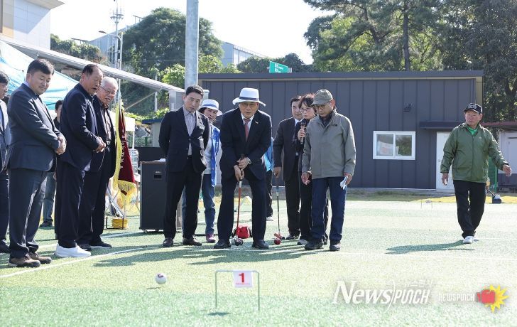 31일 이상익 함평군수가 게이트볼대회에서 축사를 하는 모습, 게이트볼 시타 모습