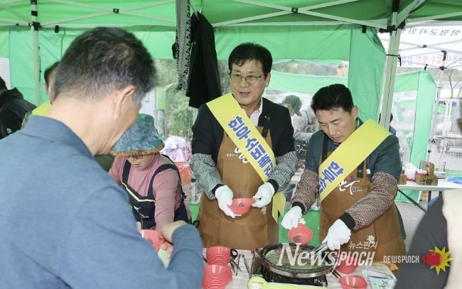 이상익 함평군수가 한우 소비 촉진 시식회에서 직접 고기를 구우며 관광객에게 나눠주는 모습