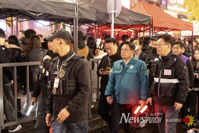 박강수 마포구청장이 핼러윈데이 당일인 10일 31일 레드로드에서 안전관리에 나섰다
