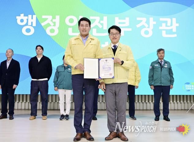 재난안전과장(왼쪽)과 경기도 행정2부지사가 표창 수상 후 기념 촬영을 하고 있다.