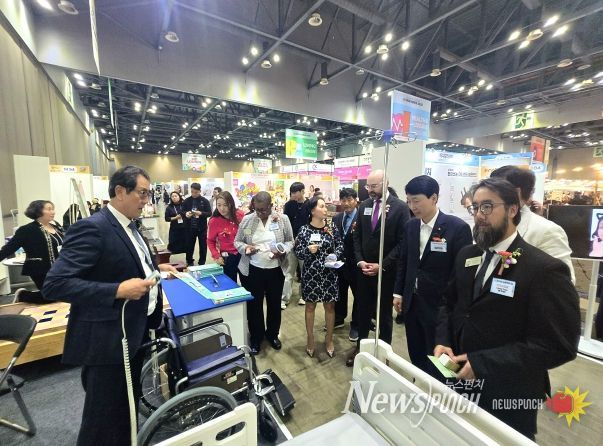 경상원 김민철 원장이 미국 조지아 경제사절단 등과 함께 '소공인 박람회' 참가사의 제품 설명을 듣고 있다.