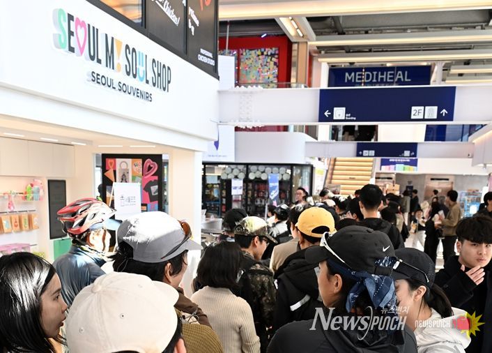 운항을 재개한 한강버스를 타기위해 선착장을 찾은 탑승객으로 북적이는 여의도선착장