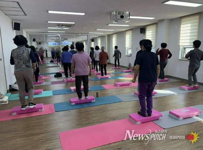 ‘신나는 스텝박스’ 참가자들이 상록수보건소 반월건강생활지원센터에서 스텝박스 운동을 하고 있다.