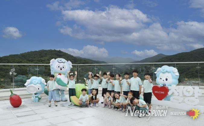 칠갑타워 개장 전 시범 방문한 청양어린이집 어린이들 단체사진