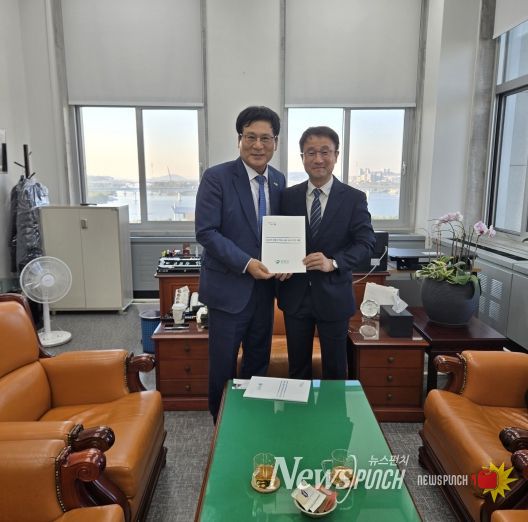 이상익 함평군수, 조계원 의원 기념촬영 모습