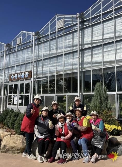 2025 대한민국 국향대전, (사)한국생활개선회함평군연합회가 두건을 착용한 모습