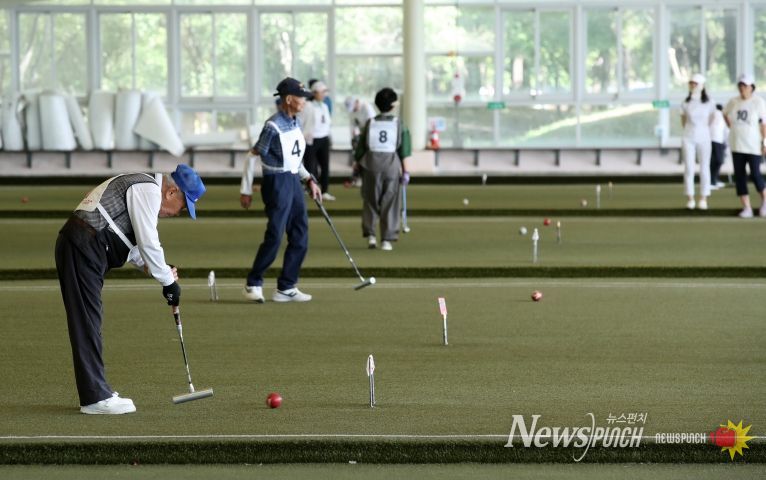 지난해 9월 열린 제28회 광산구 게이트볼협회장기 게이트볼대회에 참가한 어르신들이 경기를 펼치고 있다.
