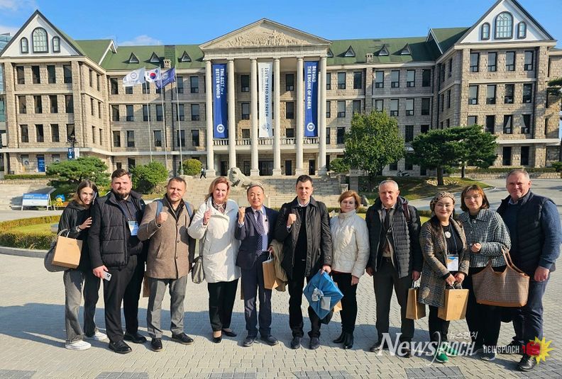한양대 입구에서 10월 28일 한국과 우크라이나 관계자들이 함께 기념촬영을 하고 있다. 사진 맨 좌측에서 다섯번쨰는 한국-우크라이나 뉴빌딩협회 (KUNBA)의 이사장 이양구 (전 우크리아니 대사)이며, 우측에서 세번째는 글로벌외교관포럼의 제나 정 (Dr.Zena Chung) 이사장이다.