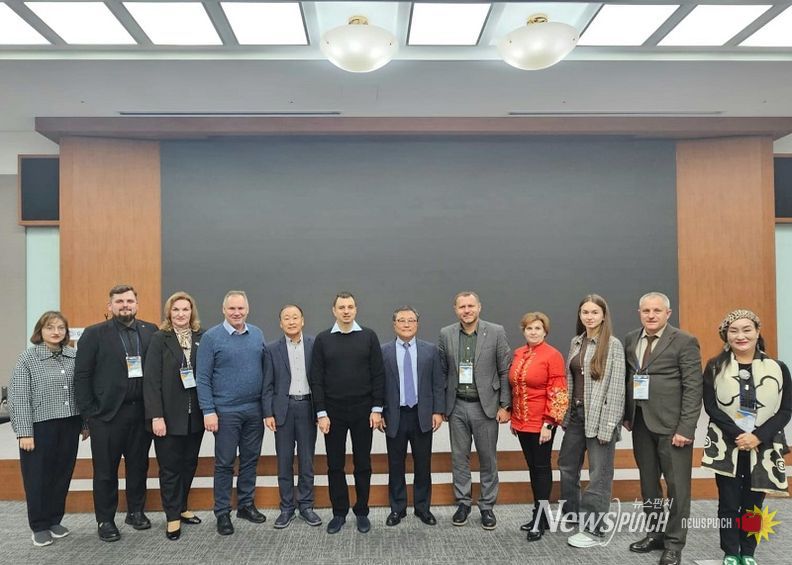 10월 28일 한국과 우크라이나 관계자들이 한국경제개발원 내에 설립된 글로벌지식협력단지를 방문해 한국 경제 발전사를 다룬 전시관을 방문하고 함께 기념촬영을 했다. 사진 맨 좌측에서 다섯번쨰는 KUNBA의 이사장 이양구 (전 우크리아니 대사)이며, 사진 맨 우측이 글로벌외교관포럼의 제나 정 (Dr.Zena Chung) 이사장이다.