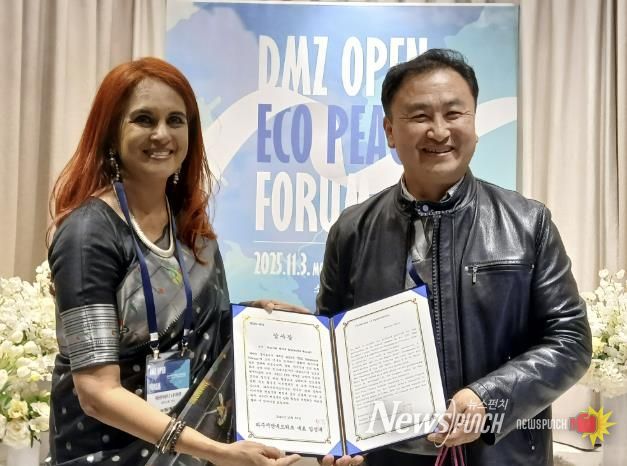 파주시민네트워크 이성수 운영위원이 나야르 작가에게 감사장을 수여하고 있다