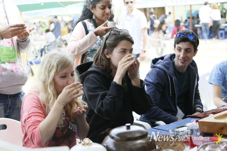 ‘보성녹차’ 2025 APEC 한중 정상회담 국빈 만찬에 올라_외국인 관광객들이 보성녹차를 마시고 있다