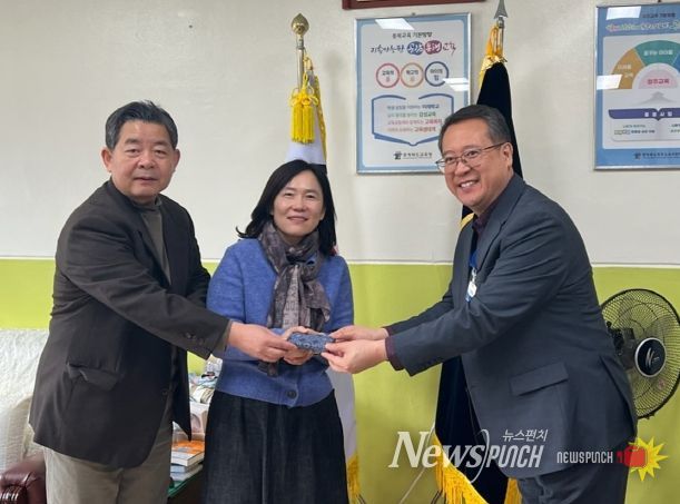 청주시립합창단, 학교 교가 업그레이드 ‘교가 드림’ 진행. 사진(왼쪽부터 이민영 청주시립합창단 예술감독 겸 상임지휘자, 윤남용 문예운영과장, 정성용 청주중앙여고 교장)