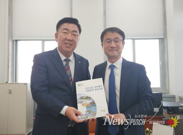 이범석 청주시장, 국비 확보 위해 국회서 막바지 총력. 사진(왼쪽부터 이범석 시장, 한병도 예산결산특별위원회 위원장)