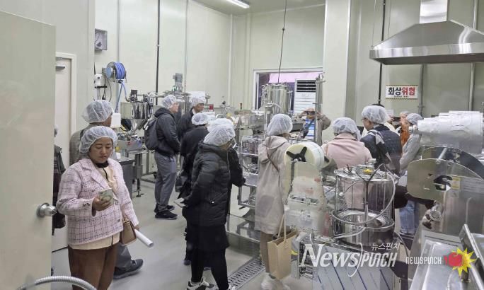 미얀마 식품협회 회원사 대표단이 용인시 농업기술센터를 방문해 주요 시설을 견학했다