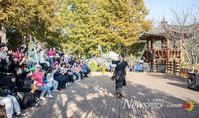 부산 금정구, '신선과 이색 나들이'로 회동호 가을빛 축제 열어