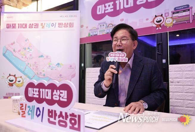 박강수 마포구청장이 합정 하늘길 상권 상인의 질의에 답변을 하고 있다.