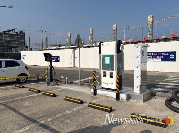 지상 설치된 전기충전시설 사진