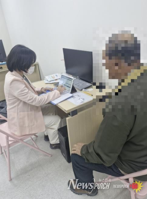 안산시 단원보건소 관계자가 4일 대부동 지역 주민을 대상으로 치매 선별검사를 진행하고 있다.