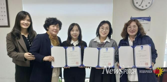 수원시 팔달구, 관내 어린이집 4개소에 '열린어린이집 재선정 지정서' 전달