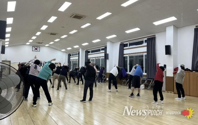 수원시 권선구 세류3동 생활체육교실 수강생, 저소득 청소년 위해 기부금 전달하며 나눔 실천