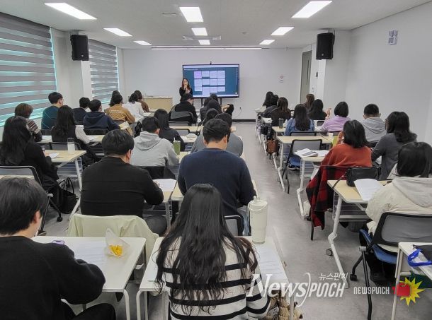 화성특례시가 4일 신규 복지업무 담당 공직자를 대상으로 역량 강화 교육을 하고 있다.