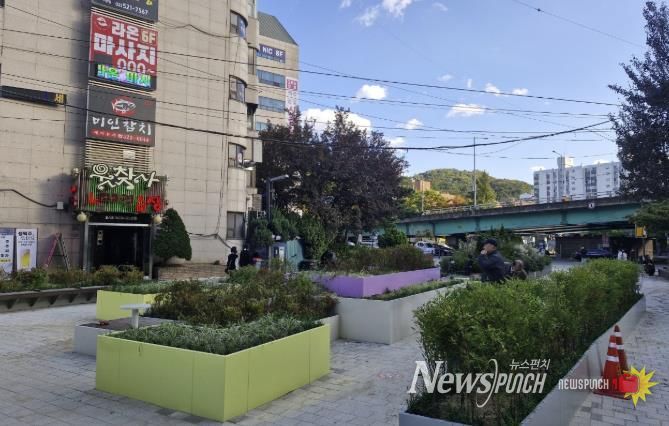 도심 속 휴게공간으로 변신한 방배쉼터 (사당역 14번 출구 앞)