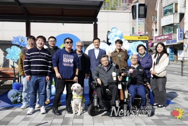 이승로 성북구청장(뒷줄 오르쪽 네 번째)이 장애인식개선 거리캠페인에 참석해 기념촬영을 하고 있다