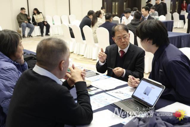 3일 열린 ‘부천시-하얼빈시 기업 수출상담회’에서 관내 기업과 하얼빈 현지 에이전시가 1:1 비즈니스 상담을 진행하고 있다.