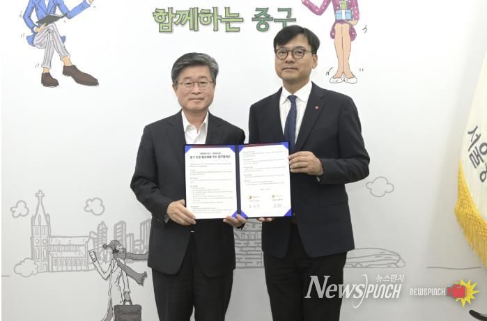 김길성 중구청장(왼쪽)과 김종환 롯데백화점 본점장(오른쪽)