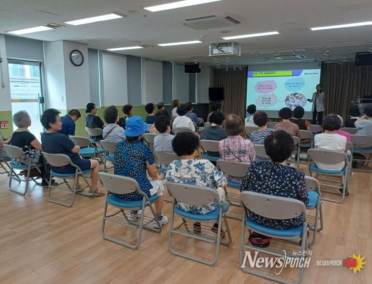 노년기 의약품 안전 사용 교육하는 모습