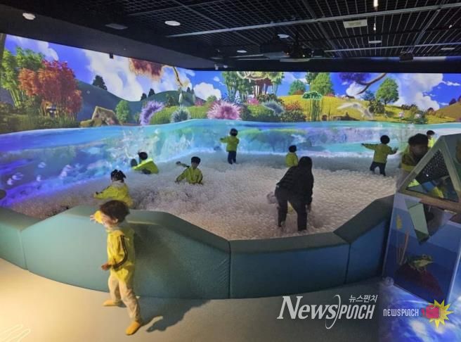 태화강생태관, 미디어아트 신규 전시공간 ‘물빛놀이터’ 인기