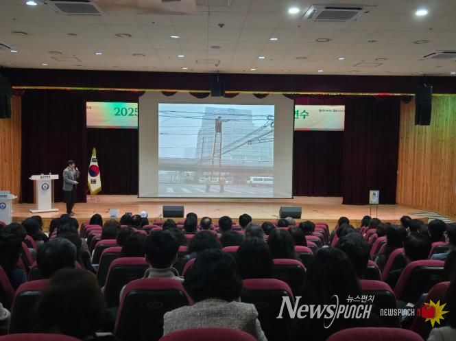 울산교육청은 4일 울산과학관 빅뱅홀에서 안전관리자 대상으로 '중대재해 예방 이해와 역량강화' 연수를 열었다