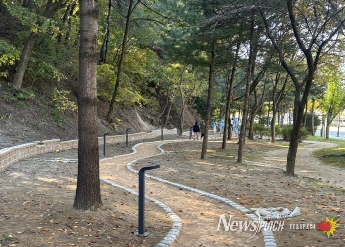 석사근린공원에 조성하고 있는 맨발길(작업 중)