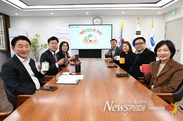 김동근 시장이 11월 5일 의정부시 지역사회보장협의체(민간공동위원장 윤연희)의 ‘커피 한 잔의 기적’ 챌린지 시작을 알렸다.