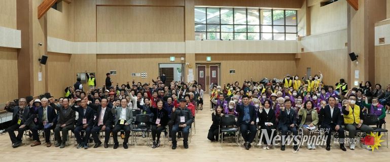 나주시가 국립나주숲체원 대강당에서 ‘숲속치매안심학교’ 졸업식을 개최했다.