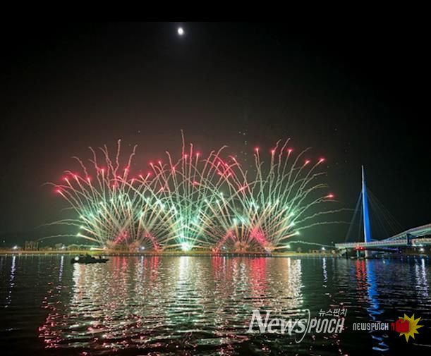 창원시, 제25회 마산가고파국화축제, 불꽃쇼로 가을밤 수 놓았다