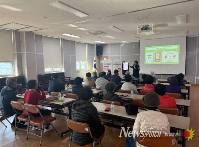 맞춤형 ICT 교육에 참석한 곡성군 어르신들