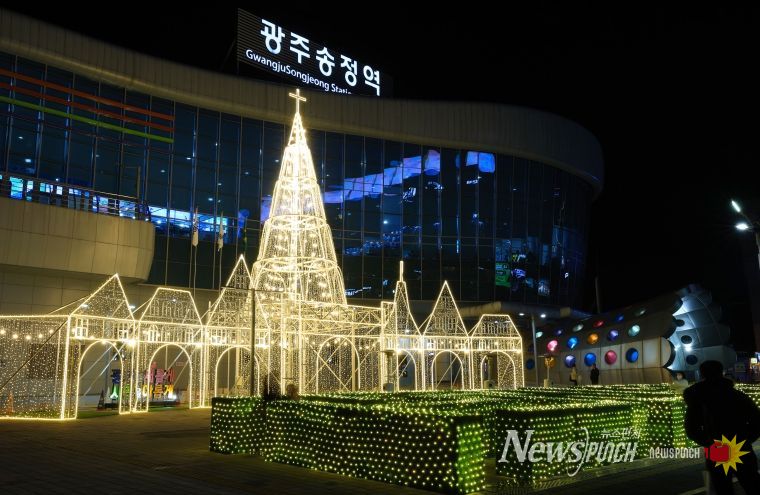 광산구 12월 가장 예쁜 역 사업 추진_2024년 광주송정역 빛의 광장 성탄 트리