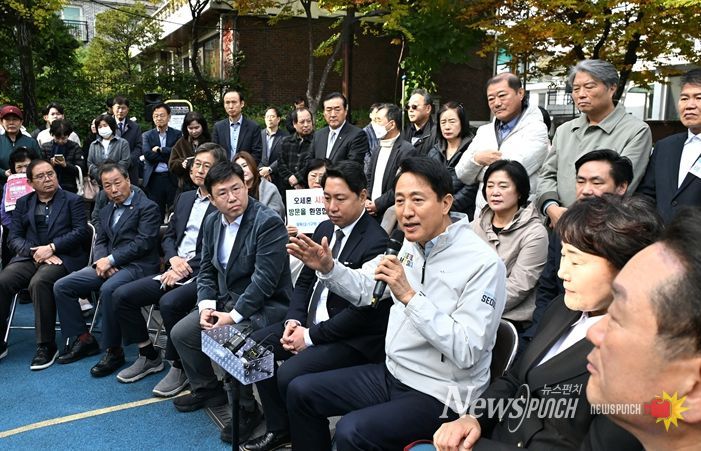 오세훈 서울시장이 6일 오전 성북구 장위13구역 재정비촉진사업 현장을 방문해 주민들과 간담회하고 있다.