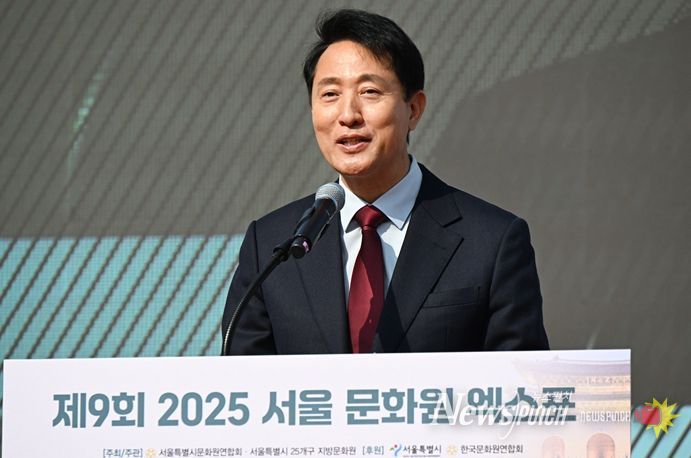 오세훈 서울시장이 6일, 광화문광장 놀이마당에서 열린 ‘제9회 2025 서울시 문화원엑스포’에서 축사하고 있다.